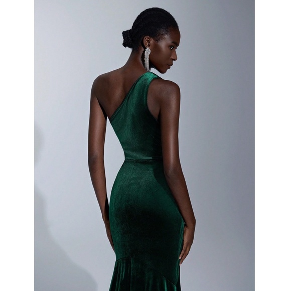 One Shoulder Green Velvet Mermaid Maxi Dress - Picture 9 of 14